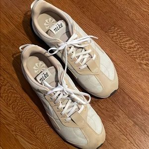 Women’s Nike air max pre day duel.  Size 9.5